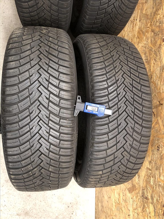  215/55/17 Pirelli négyévszakos gumi 215 55 17 4. kép