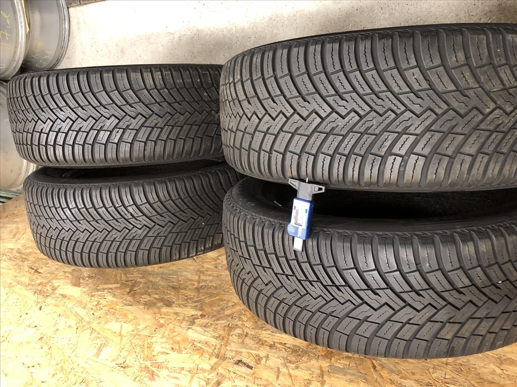  215/55/17 Pirelli négyévszakos gumi 215 55 17 6. kép