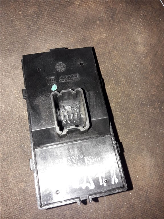 Opel Astra J Ablakemelõ Kapcsoló 13305978 2. kép