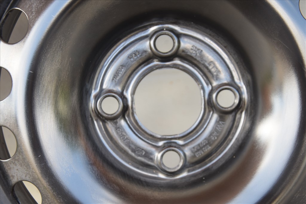 VW Lupo  4x100 lyukosztású 14" gyári felni lemezfelni, rajta 165/70 újszerű Dunlop téli gumi 3. kép