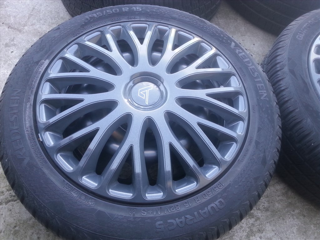  4x108 gyári Ford lemezfelni, rajta 195/50R15 használt négyévszakos gumi szenzorral 2. kép