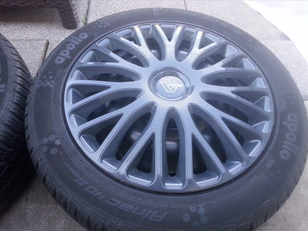  4x108 gyári Ford lemezfelni, rajta 195/50R15 használt négyévszakos gumi szenzorral 3. kép