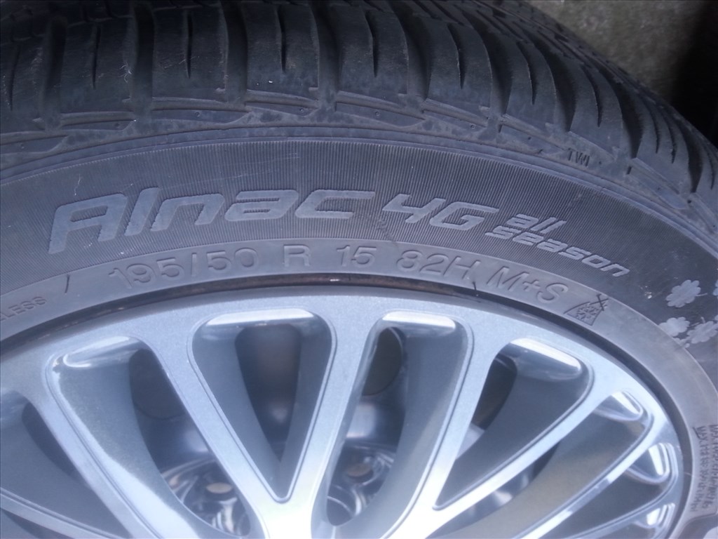  4x108 gyári Ford lemezfelni, rajta 195/50R15 használt négyévszakos gumi szenzorral 5. kép