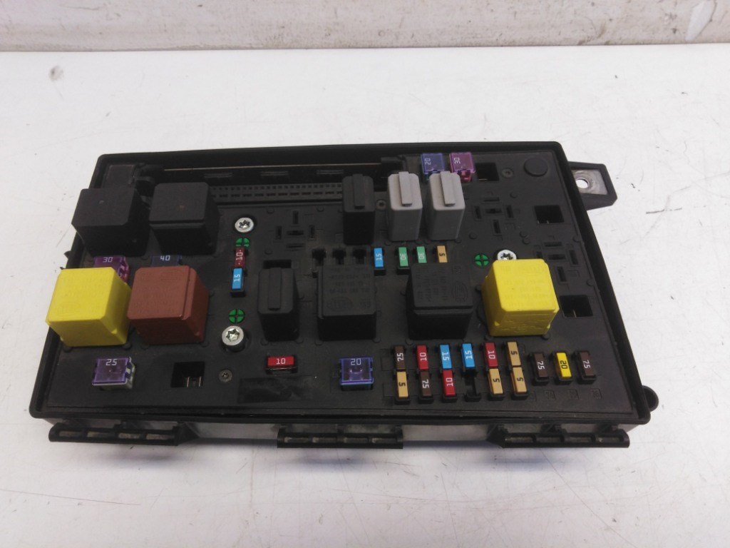 Opel Astra H cabrio biztosítéktábla motortér 015349211 1. kép