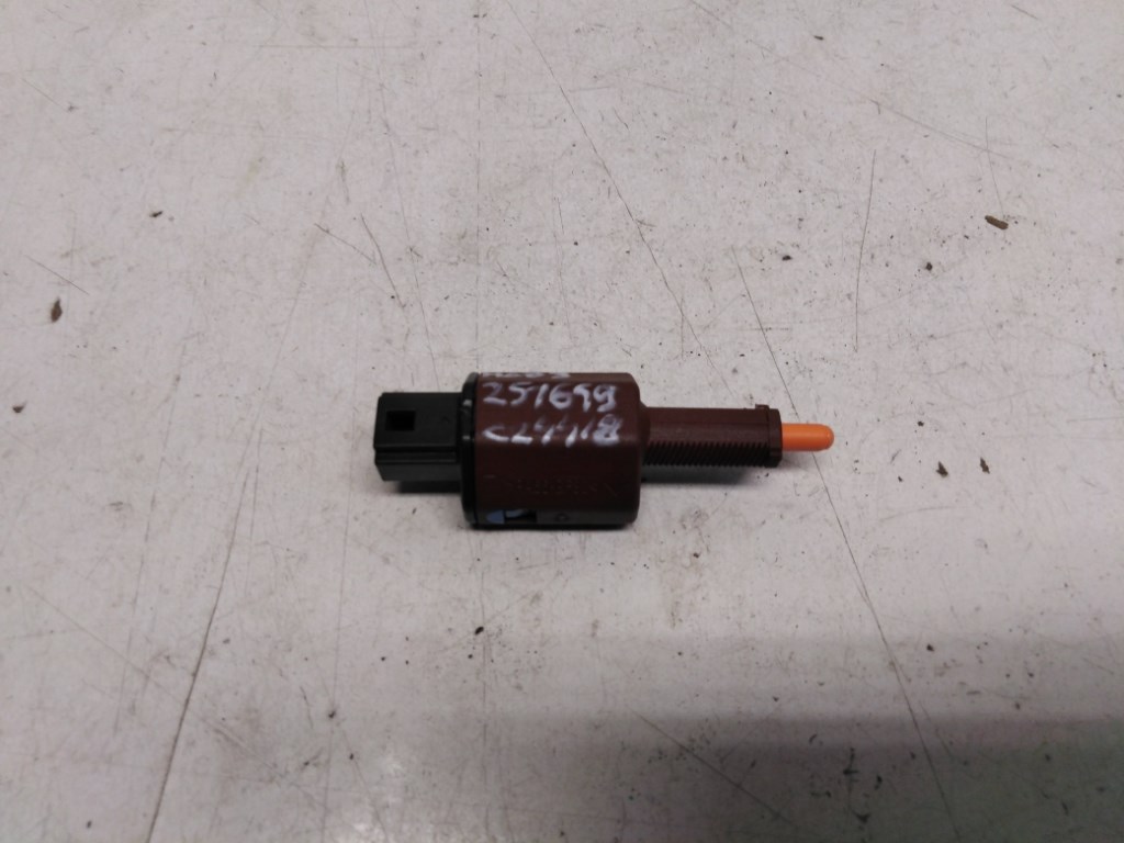 Tesla Model 3  féklámpa kapcsoló 104468100B 1. kép