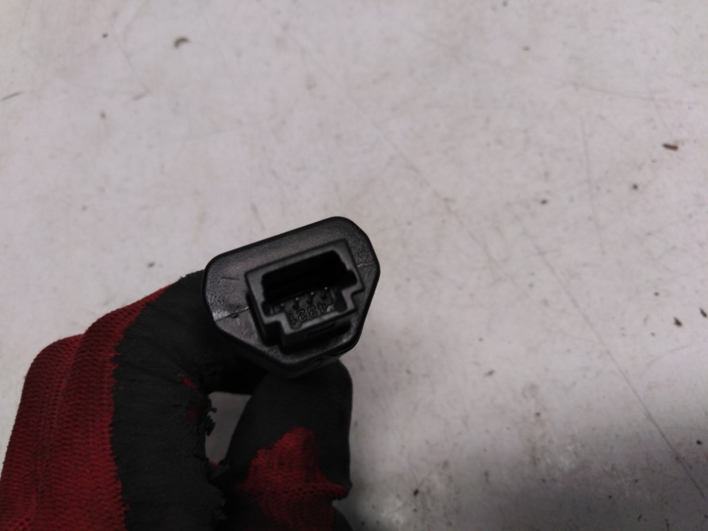 Tesla Model 3  féklámpa kapcsoló 104468100B 2. kép