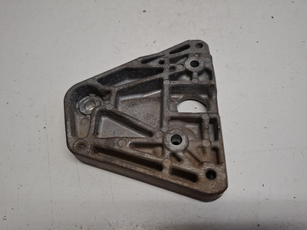 Toyota Aygo (AB10) klímakompresszortartóbak (klímakompresszor tartó) 884310H010 2. kép