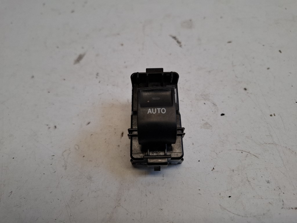 Toyota Prius Plus jobb elsõ ablakemelõ kapcsoló 1. kép