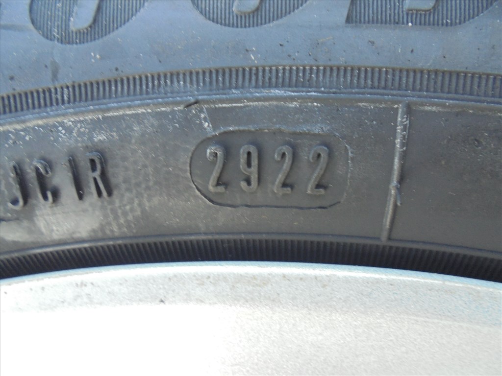  Akció !!! Új 195/60 R 18" 2022-es Goodyear téli gumi eladó 3. kép