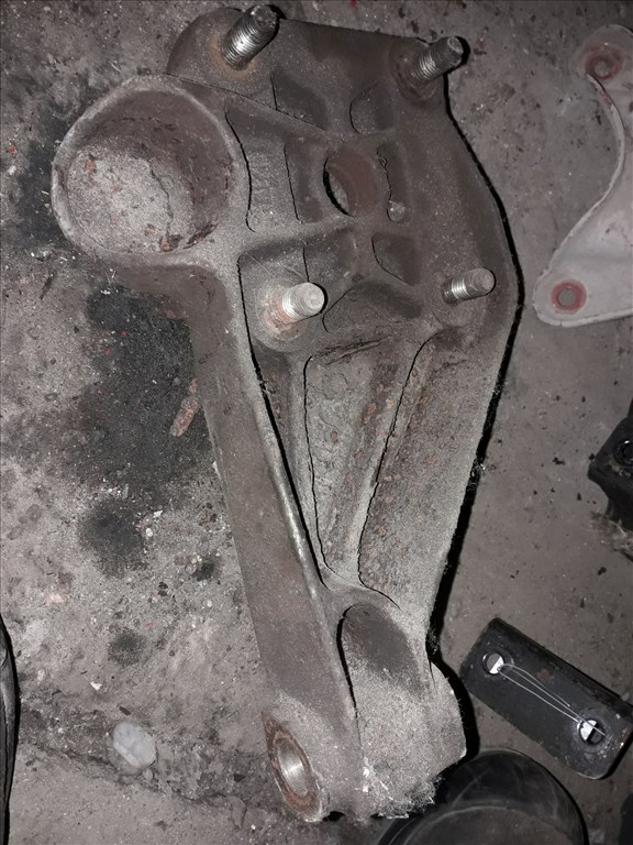 Iveco Daily Jobb Hátsó Rugó Tartó Kengyel / Cuppánt 2. kép