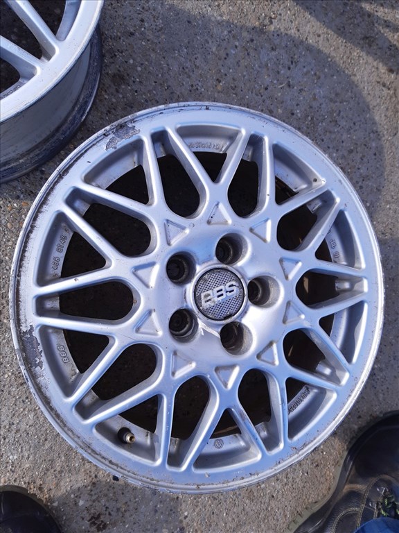 Skoda Octavia <p>További Típusok:<br>Volkswagen Golf IV<br></p><p>Gyáriszám:<br>1H0601025AA</p><p>Felni méret: 15"</p><p>Furatszám: 5</p><p>Osztókör: 100.0</p><p>ET szám: ET43</p><p>Agy Átmérõ: 57.0</p><p>Állapot: Normál</p><p>Érdeklõdéskor hivatkozzon erre: KIN-40070</p><p>Bármire van szüksége hívjon bizalommal!<br>Kizárólag munkaidõben hétfõtõl - péntekig 8-12 13-16 óráig!<br>Alkatrészek széles választékban!<br>Hivatalos Regisztrált Autobontó Kecel!<br>Vásároljon Megbízható Helyrõl Beszerelési Garanciával Profiktól!</p> 55000 4. kép