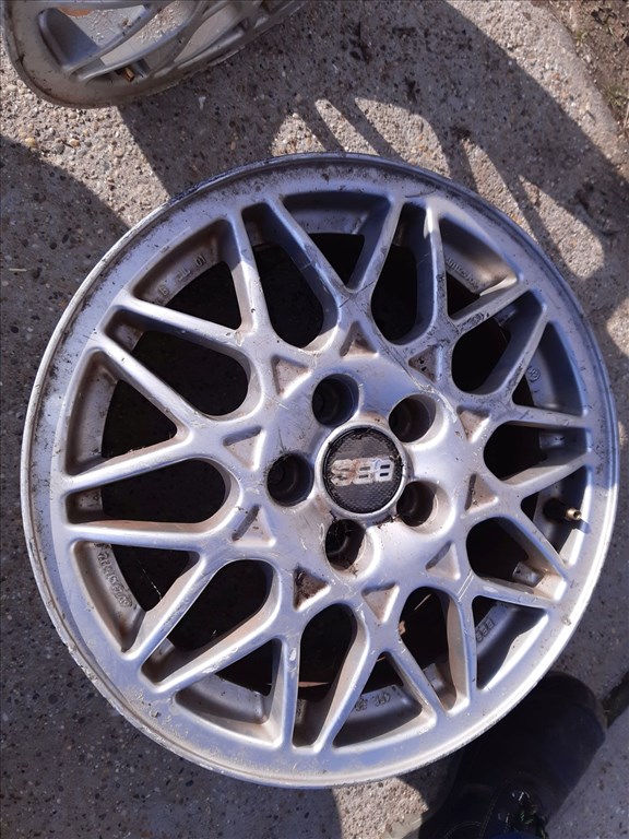 Skoda Octavia <p>További Típusok:<br>Volkswagen Golf IV<br></p><p>Gyáriszám:<br>1H0601025AA</p><p>Felni méret: 15"</p><p>Furatszám: 5</p><p>Osztókör: 100.0</p><p>ET szám: ET43</p><p>Agy Átmérõ: 57.0</p><p>Állapot: Normál</p><p>Érdeklõdéskor hivatkozzon erre: KIN-40070</p><p>Bármire van szüksége hívjon bizalommal!<br>Kizárólag munkaidõben hétfõtõl - péntekig 8-12 13-16 óráig!<br>Alkatrészek széles választékban!<br>Hivatalos Regisztrált Autobontó Kecel!<br>Vásároljon Megbízható Helyrõl Beszerelési Garanciával Profiktól!</p> 55000 5. kép