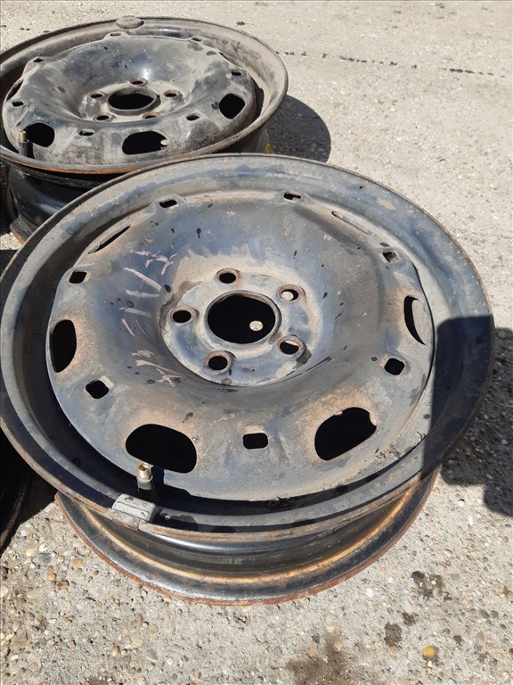 Skoda Fabia <p>Felni méret: 14"</p><p>Felni szélesség: 5.0</p><p>Furatszám: 5</p><p>Osztókör: 100.0</p><p>ET szám: ET35</p><p>Agy Átmérõ: 58.0</p><p>Állapot: Normál</p><p>Érdeklõdéskor hivatkozzon erre: KIN-40150</p><p>Bármire van szüksége hívjon bizalommal!<br>Kizárólag munkaidõben hétfõtõl - péntekig 8-12 13-16 óráig!<br>Alkatrészek széles választékban!<br>Hivatalos Regisztrált Autobontó Kecel!<br>Vásároljon Megbízható Helyrõl Beszerelési Garanciával Profiktól!</p> 28000 2. kép