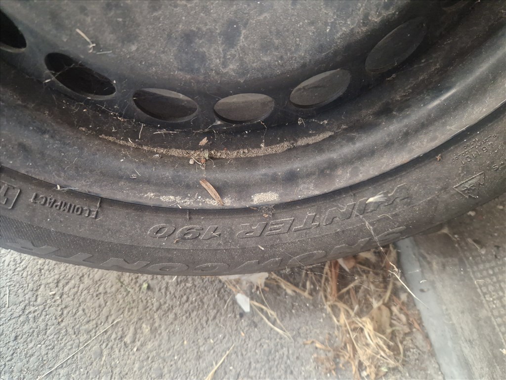 15" újszerű lemezfelni, rajta 185/65 újszerű Pirelli négyévszakos gumi gumi  1. kép