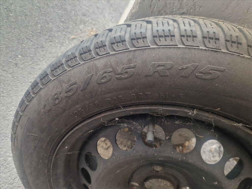  15" újszerű lemezfelni, rajta 185/65 újszerű Pirelli négyévszakos gumi gumi  2. kép