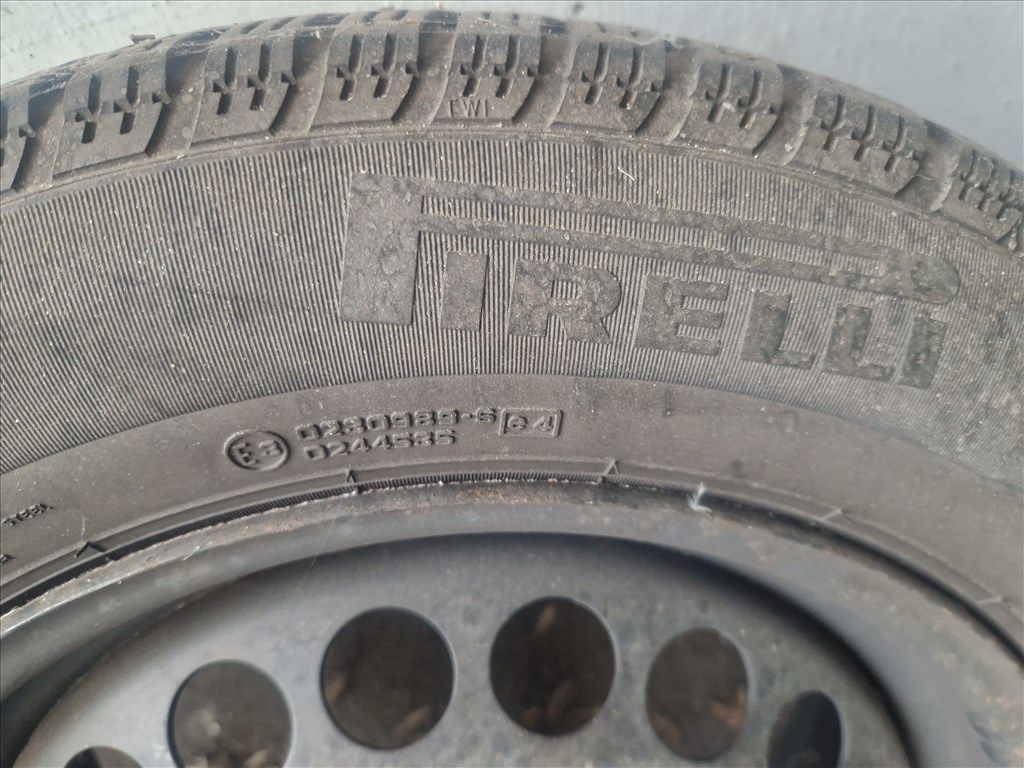  15" újszerű lemezfelni, rajta 185/65 újszerű Pirelli négyévszakos gumi gumi  3. kép
