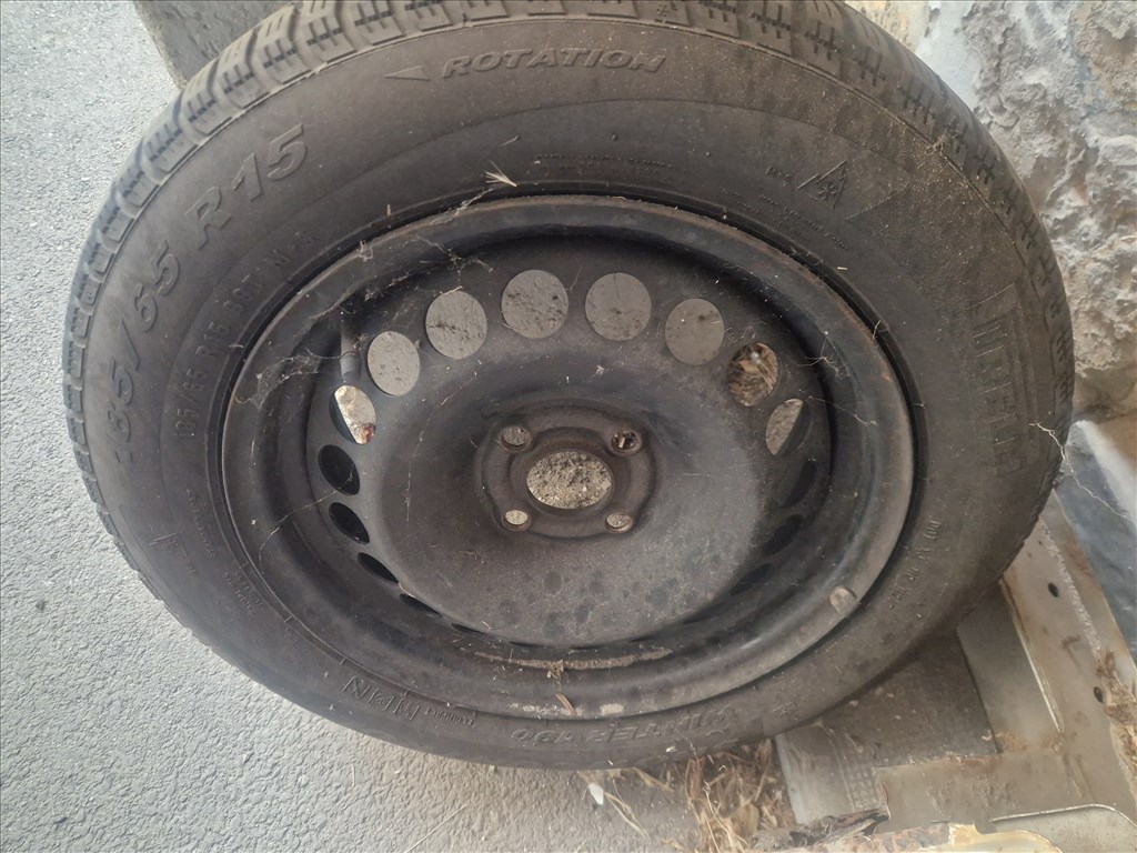  15" újszerű lemezfelni, rajta 185/65 újszerű Pirelli négyévszakos gumi gumi  4. kép