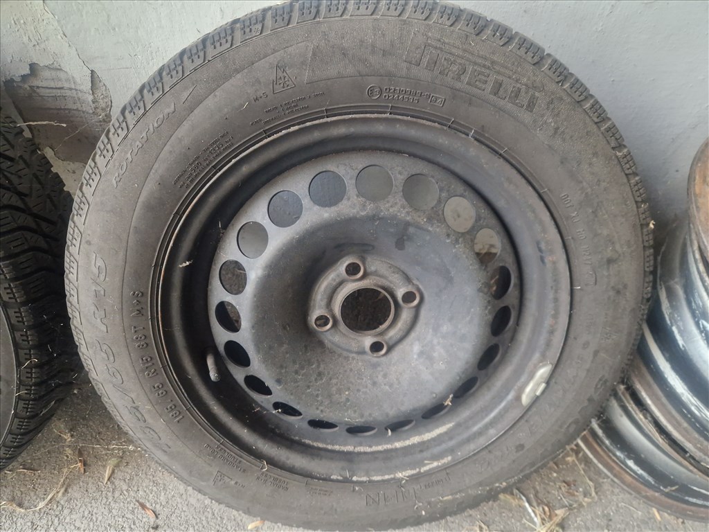  15" újszerű lemezfelni, rajta 185/65 újszerű Pirelli négyévszakos gumi gumi  5. kép