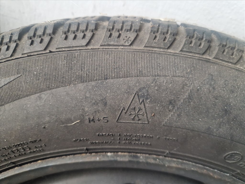  15" újszerű lemezfelni, rajta 185/65 újszerű Pirelli négyévszakos gumi gumi  6. kép