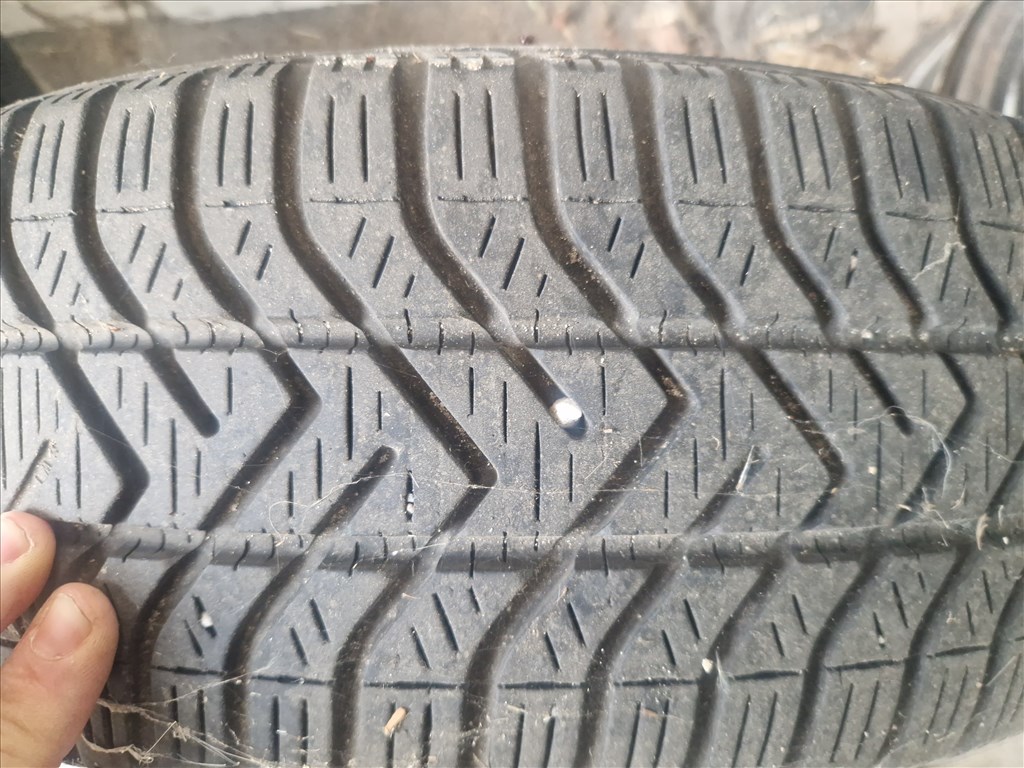  15" újszerű lemezfelni, rajta 185/65 újszerű Pirelli négyévszakos gumi gumi  7. kép