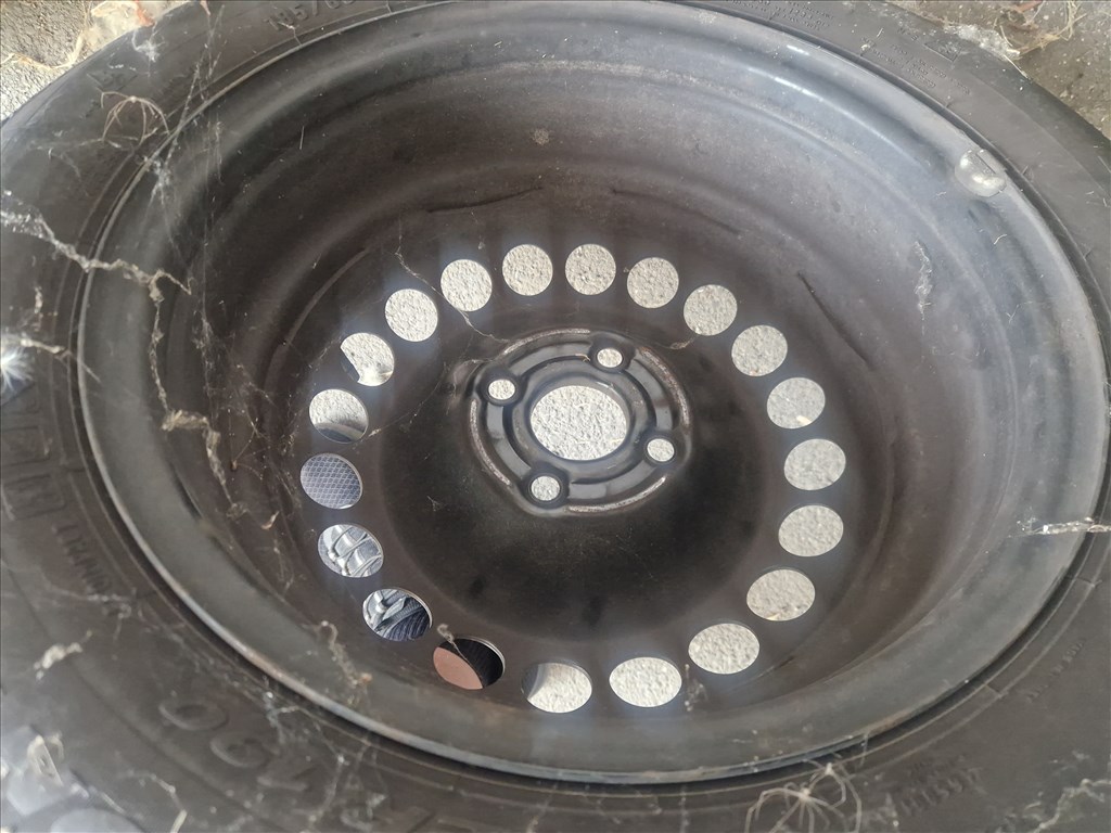  15" újszerű lemezfelni, rajta 185/65 újszerű Pirelli négyévszakos gumi gumi  8. kép