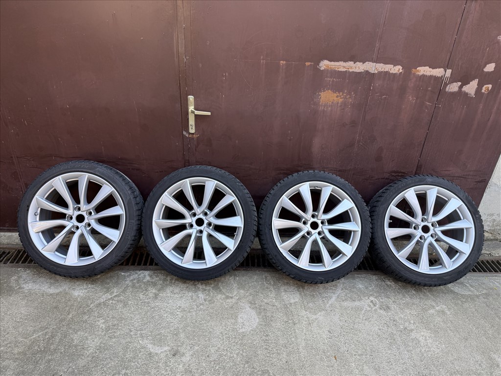 Tesla Model 3 Sport 19" téli kerék garnitúra 1044224-00-B 235/40 R19 Pirelli Sottozero 3 használt  1. kép