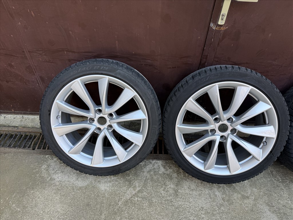 Tesla Model 3 Sport 19" téli kerék garnitúra 1044224-00-B 235/40 R19 Pirelli Sottozero 3 használt  2. kép
