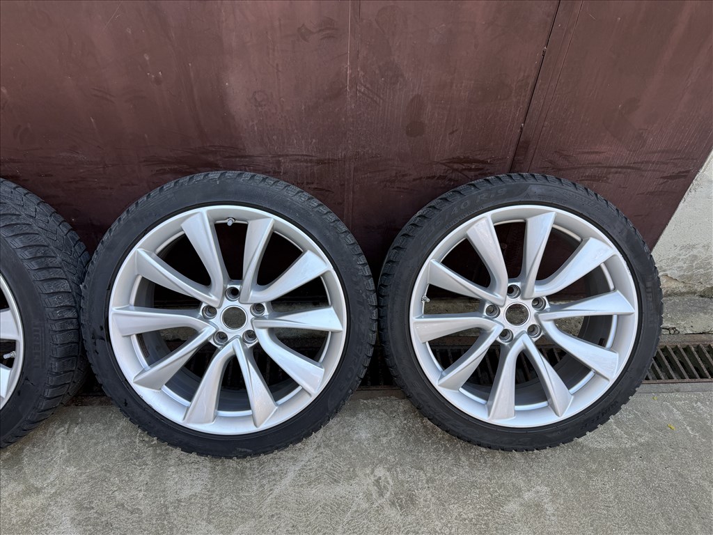 Tesla Model 3 Sport 19" téli kerék garnitúra 1044224-00-B 235/40 R19 Pirelli Sottozero 3 használt  3. kép
