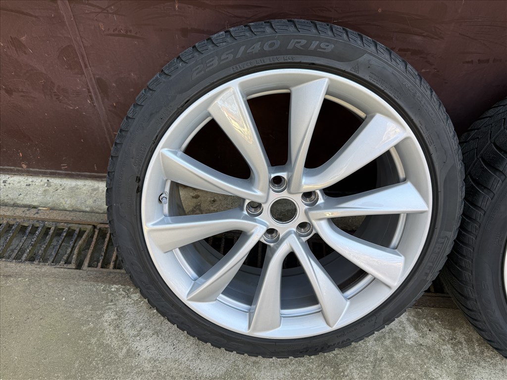 Tesla Model 3 Sport 19" téli kerék garnitúra 1044224-00-B 235/40 R19 Pirelli Sottozero 3 használt  4. kép