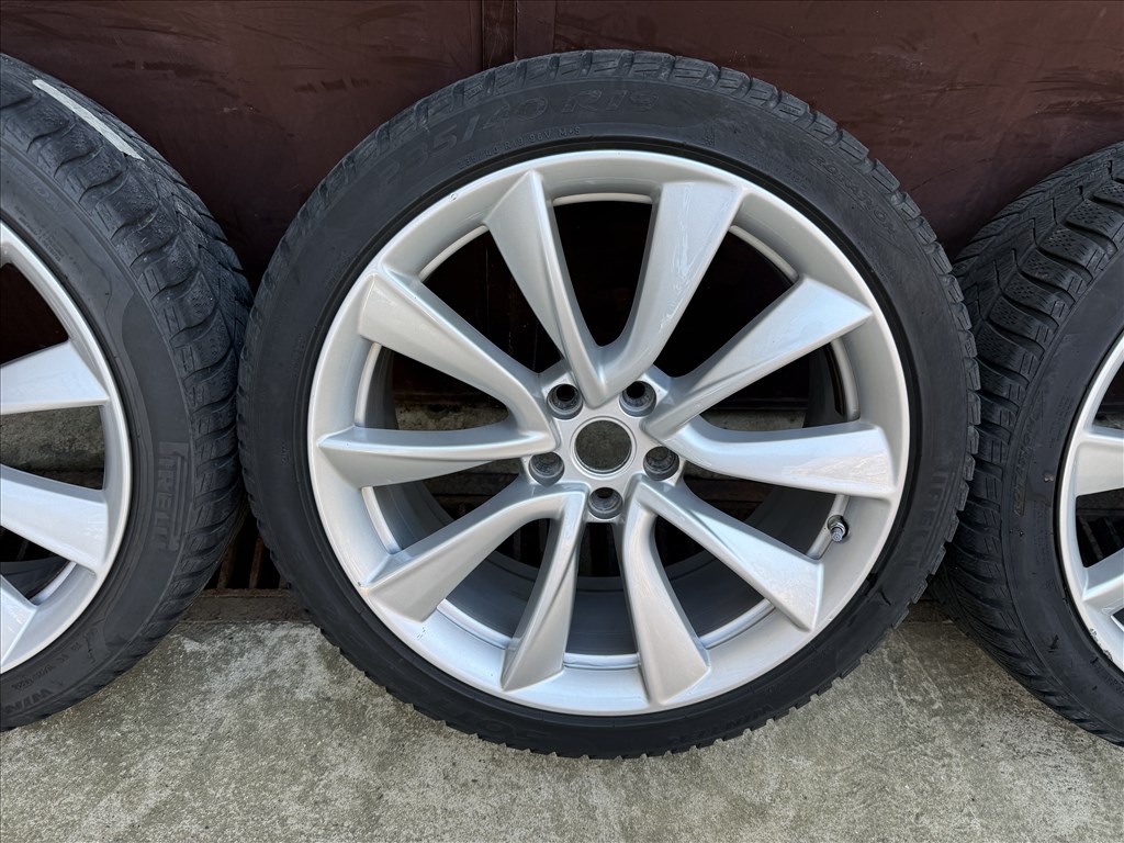 Tesla Model 3 Sport 19" téli kerék garnitúra 1044224-00-B 235/40 R19 Pirelli Sottozero 3 használt  5. kép