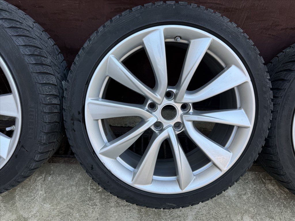 Tesla Model 3 Sport 19" téli kerék garnitúra 1044224-00-B 235/40 R19 Pirelli Sottozero 3 használt  6. kép