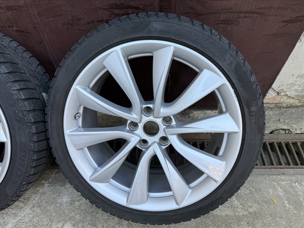 Tesla Model 3 Sport 19" téli kerék garnitúra 1044224-00-B 235/40 R19 Pirelli Sottozero 3 használt  7. kép