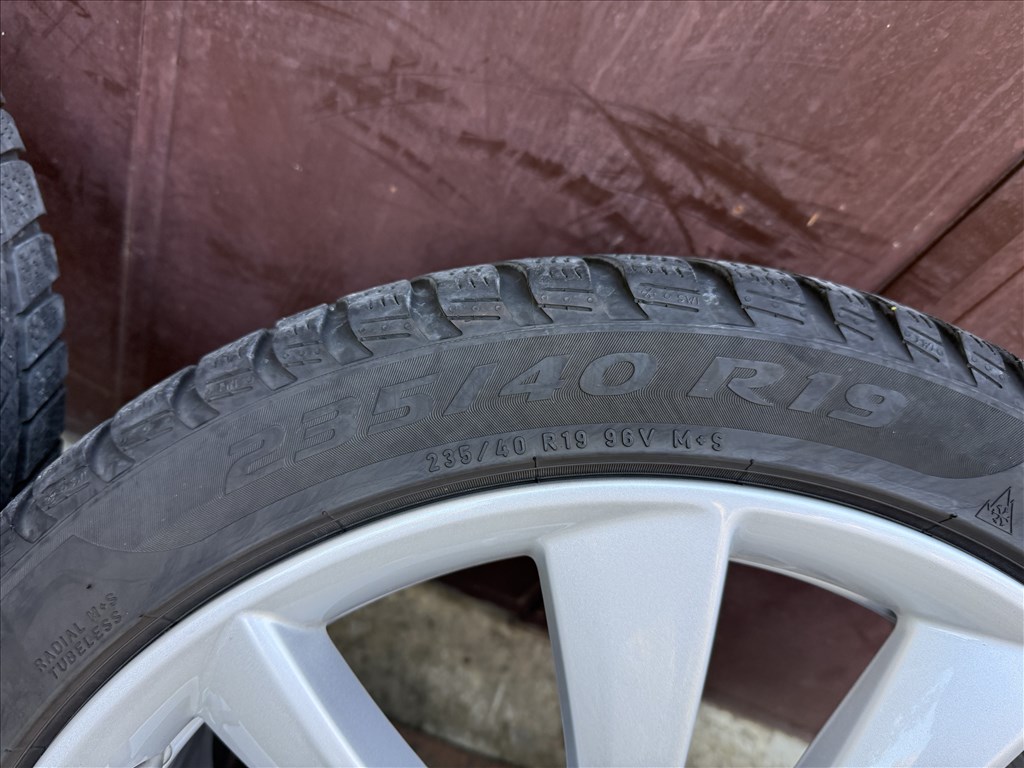 Tesla Model 3 Sport 19" téli kerék garnitúra 1044224-00-B 235/40 R19 Pirelli Sottozero 3 használt  8. kép