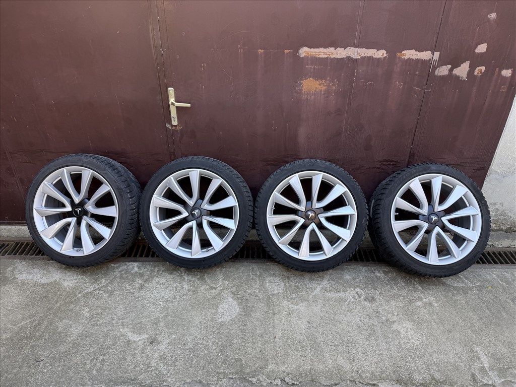 Tesla Model 3 Sport 19" téli kerék garnitúra 1044224-00-B 235/40 R19 Pirelli Sottozero 3 használt  10. kép