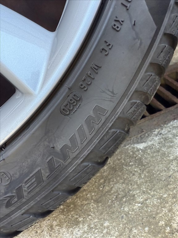 Tesla Model 3 Sport 19" téli kerék garnitúra 1044224-00-B 235/40 R19 Pirelli Sottozero 3 használt  13. kép