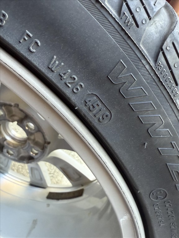 Tesla Model 3 Sport 19" téli kerék garnitúra 1044224-00-B 235/40 R19 Pirelli Sottozero 3 használt  15. kép