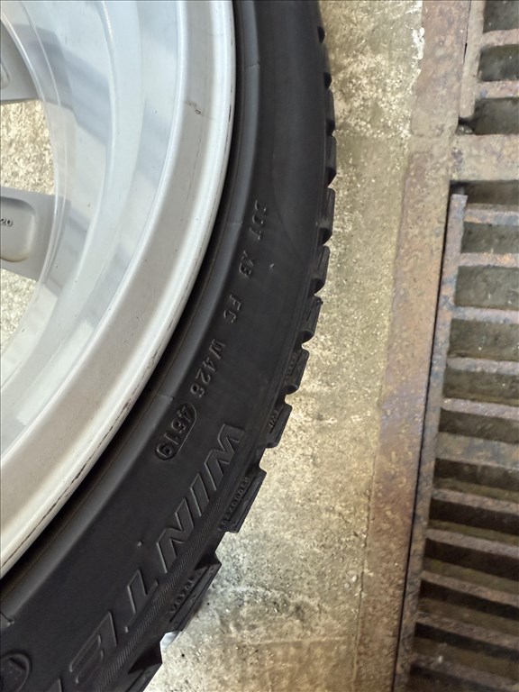 Tesla Model 3 Sport 19" téli kerék garnitúra 1044224-00-B 235/40 R19 Pirelli Sottozero 3 használt  16. kép