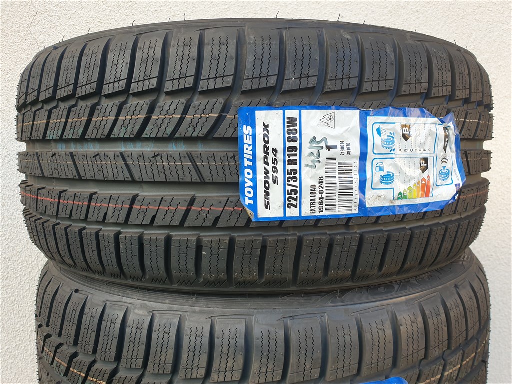  225/35 19 TOYO Snowprox 3. kép