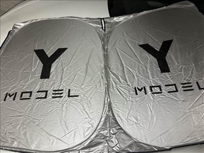 Tesla Model Y szélvédő árnyékoló világos színű Tesla Model Y feliratos