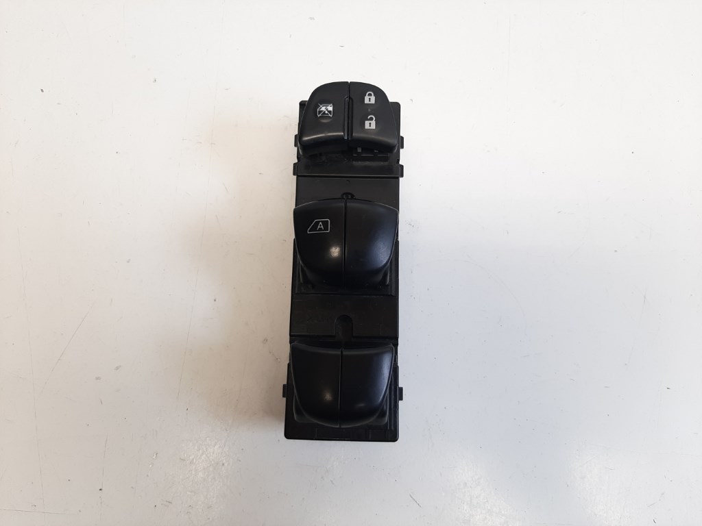 Nissan Pulsar (C13) bal elsõ ablakemelõ kapcsoló 1. kép