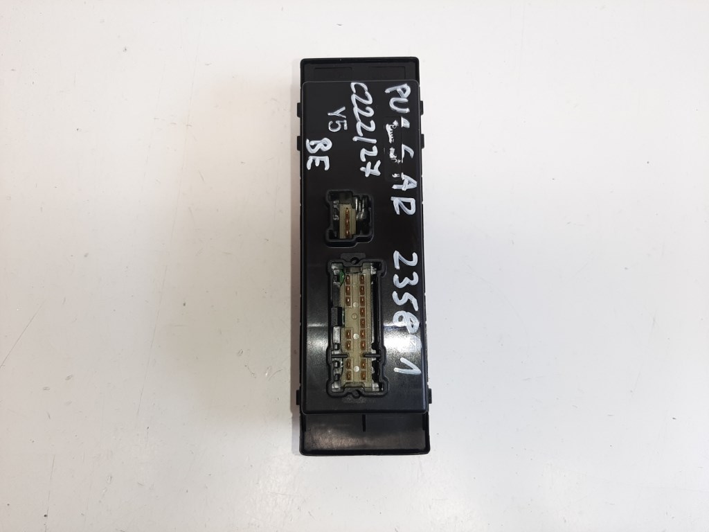 Nissan Pulsar (C13) bal elsõ ablakemelõ kapcsoló 2. kép