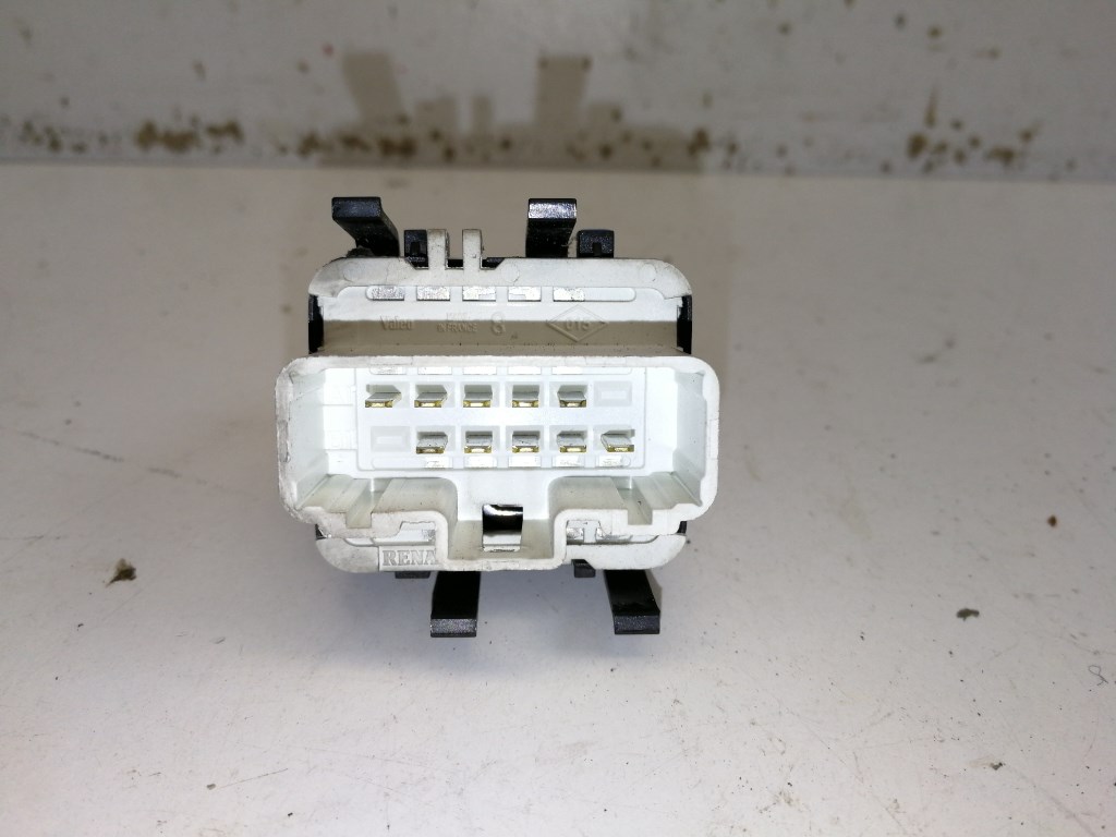 Renault Clio bal elsõ ablakemelõ kapcsoló 2. kép