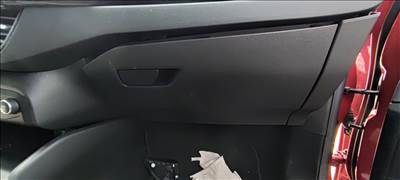 Ford Focus mk4 kesztyűtartó 