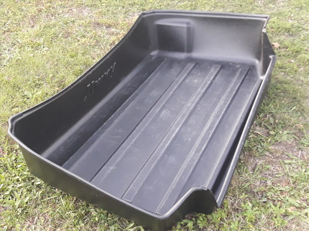 Suzuki Jimny műanyag csomagtértálca (2018-tól) 1. kép