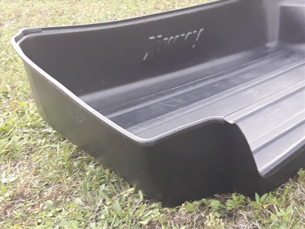 Suzuki Jimny műanyag csomagtértálca (2018-tól) 6. kép