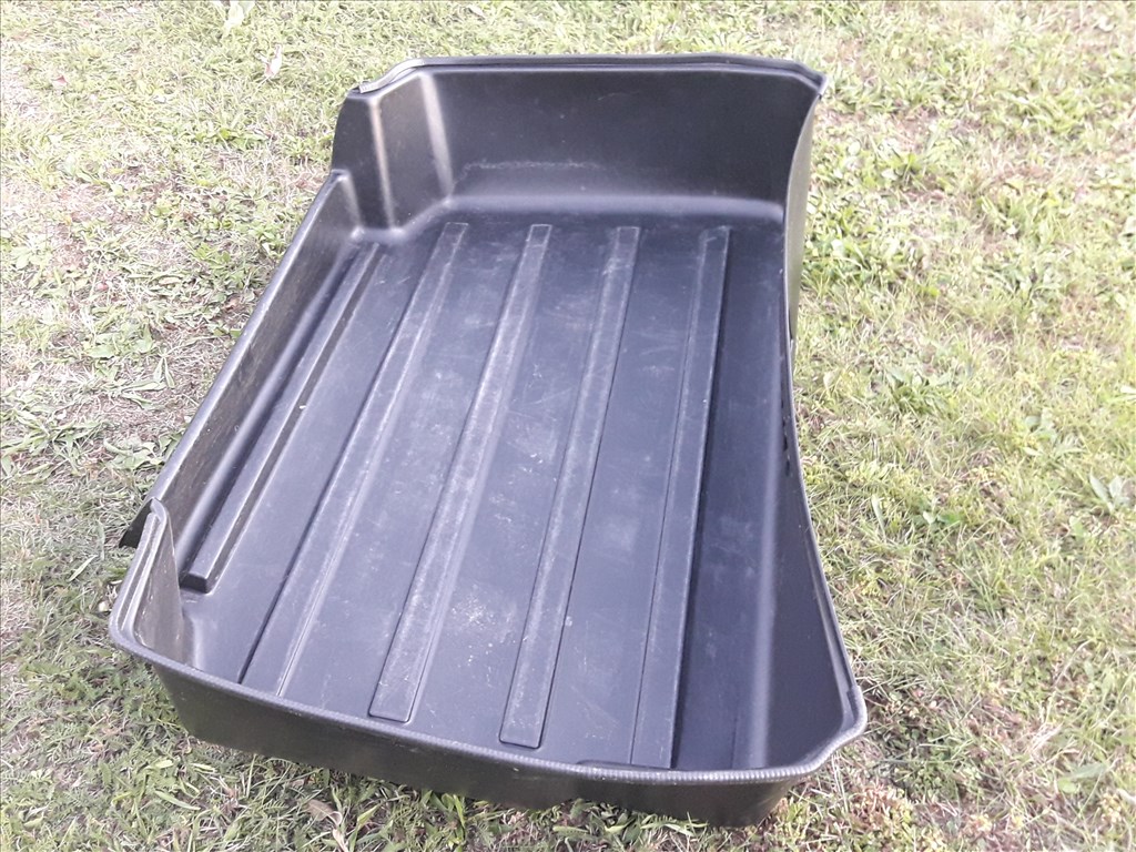 Suzuki Jimny műanyag csomagtértálca (2018-tól) 7. kép