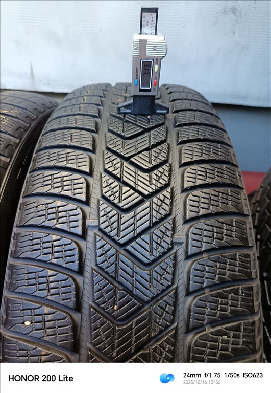  235/5519" újszerű Pirelli téli gumi gumi 1. kép