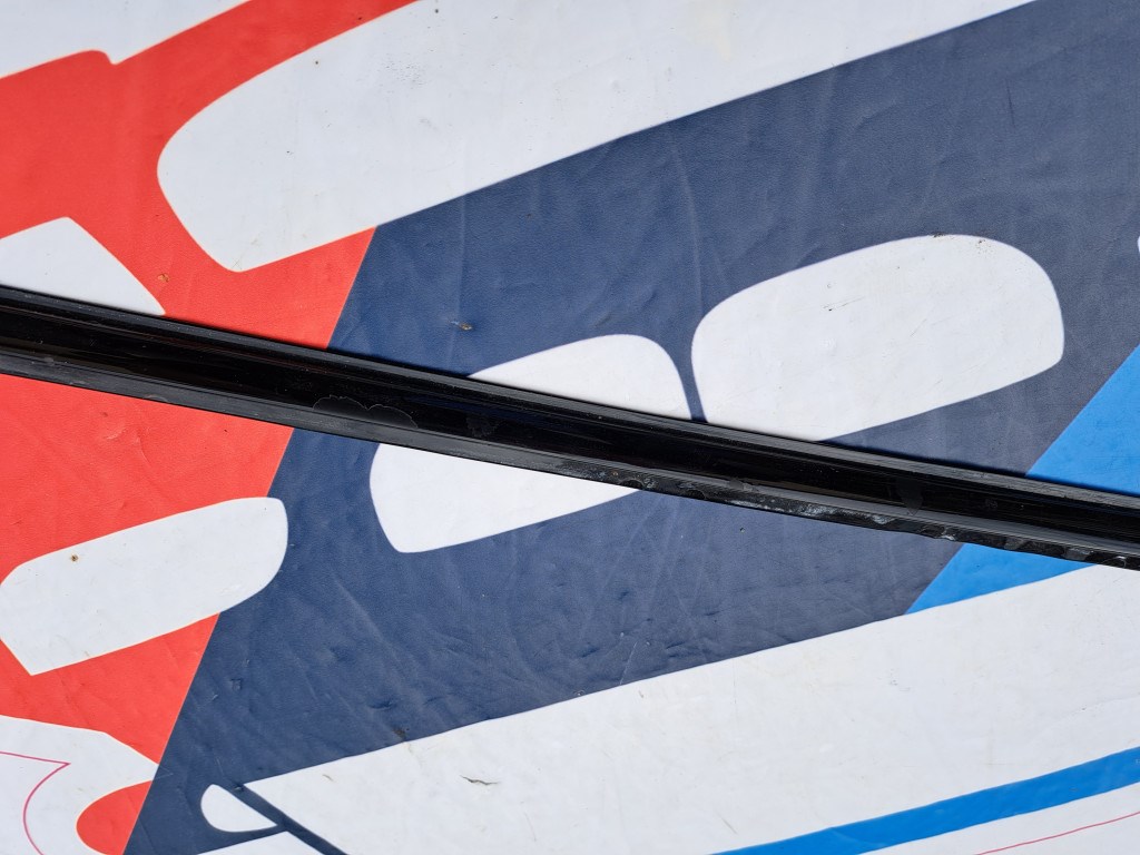 BMW E46 coupe cabrio fekete shadowline bal elsõ vízlehúzó díszléc dekorléc - hibás 3. kép