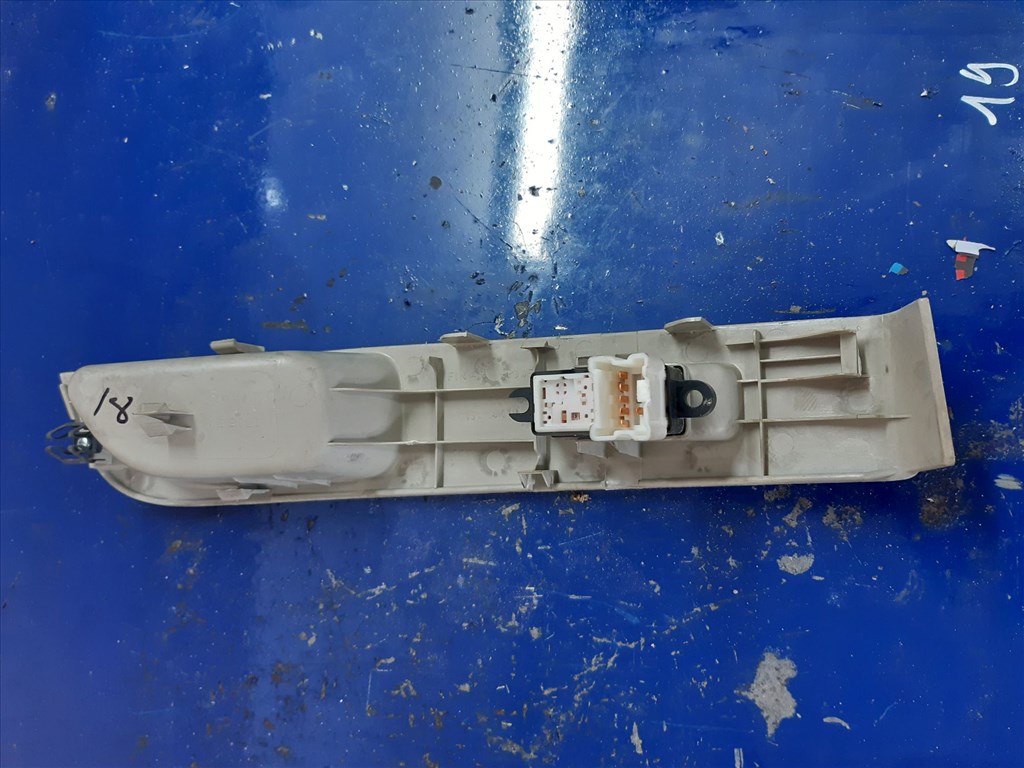 Nissan Micra Jobb Elsõ Ablakemelõ Kapcsoló 2. kép