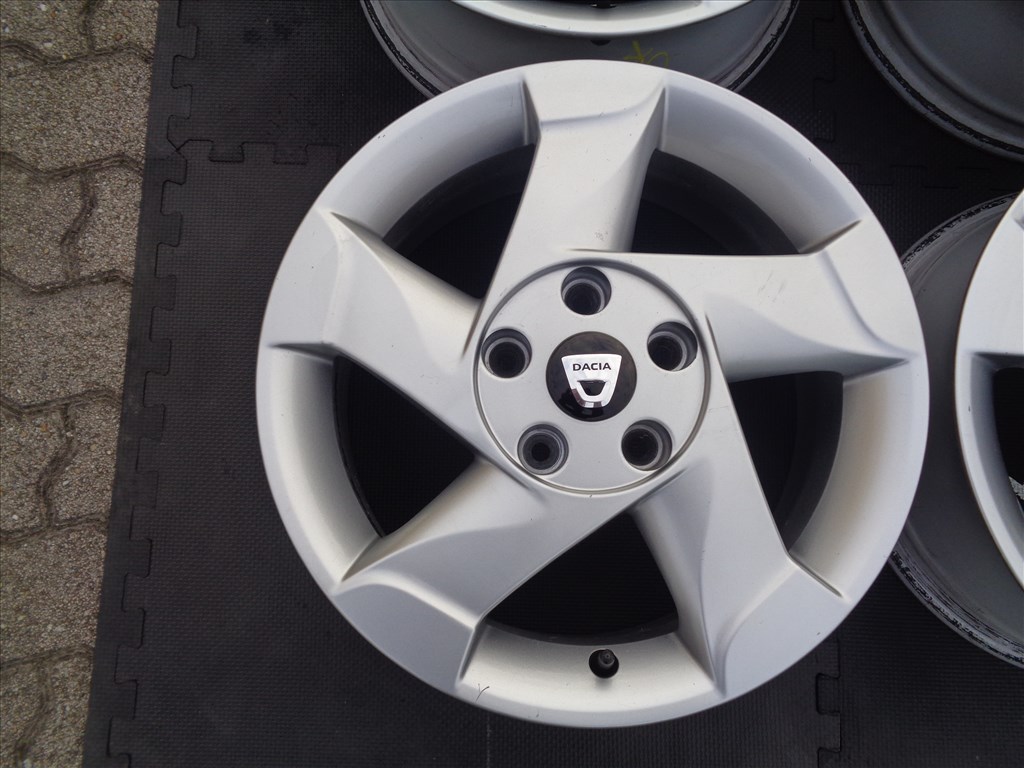 Dacia Duster gyári alufelni 16-os, 5×114-as osztó, szép állapotban eladó. 3. kép